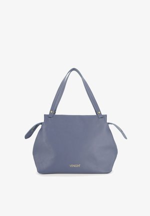 Blå læder håndtaske med to hanke, rund form, tekstureret overflade og guld logo detaljering på forsiden.