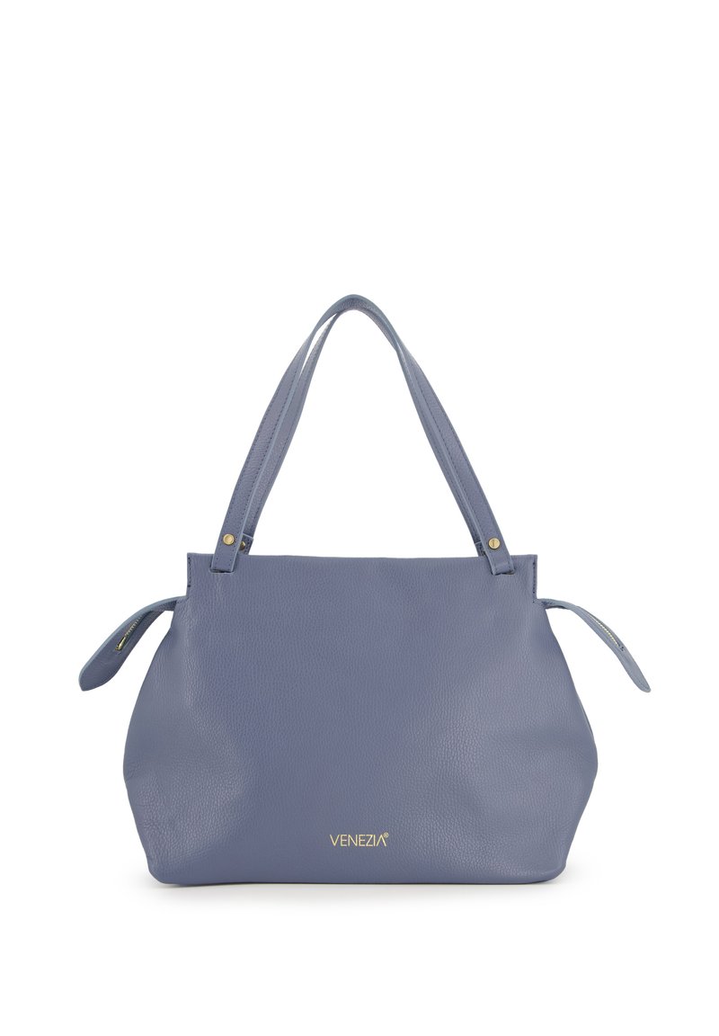 Blå læder håndtaske med to hanke, rund form, tekstureret overflade og guld logo detaljering på forsiden.