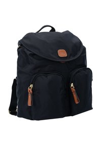 Zaino in nylon nero con patta arrotondata, dettagli in pelle marrone, due tasche anteriori con zip e una maniglia superiore. Dettagli in metallo dorato.
