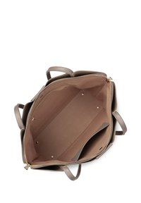 Een grote taupekleurige leren shopper met twee handvatten. Het interieur heeft een zachte, beige voering en meerdere vakken, waaronder een vak met ritssluiting.