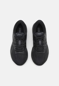 Ett par svarta ASICS löparskor sett från ovan på en vit bakgrund, som visar snören och märkta tunga etiketter.