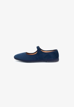 Scarpa Mary Jane piatta in camoscio blu navy con un cinturino singolo sul collo del piede e una sottile suola di gomma nera.