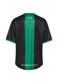 Schwarzes Sporttrikot mit vertikalem grünen Mittelstreifen, grün eingefassten Ärmeln, „hummel“-Logo nahe dem Kragen und Schriftzug „INTERNATIONALS“ unten auf dem Rücken.