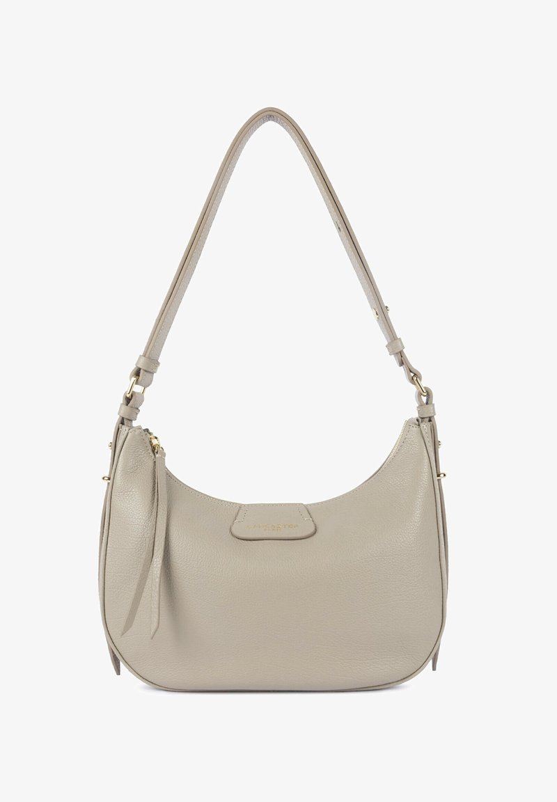 Leren schoudertas in lichtgrijs met een gebogen vorm, ritssluiting en hardware in goudkleur. Voorzien van een afneembare riem en een gestructureerd oppervlak.