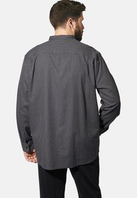 Herren Langarmhemd, navy mit kleinen weißen geometrischen Mustern, Button-Down-Kragen, normale Passform und strukturiertem Stoff.