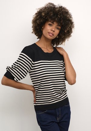 Maglione a righe in nero e crema, con maniche corte a palloncino e colletto a coste. Esibito su un modello su uno sfondo neutro.
