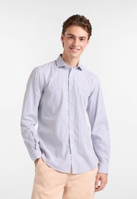 Camisa de botones a rayas en azul claro y blanco, con cuello y puños. Tela suave y transpirable; corte ajustado; presenta un pequeño logo en el pecho.