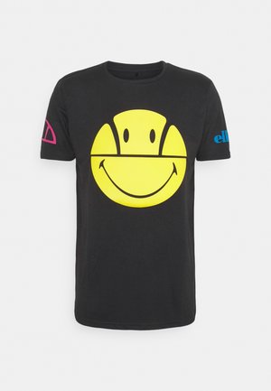 Czarny t-shirt z dużą żółtą buźką z przodu, różowym logo na lewej rękawce oraz niebieskim napisem na prawej rękawce.