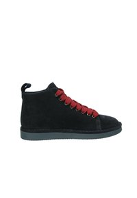 Scarpa alta in suede nero con lacci in tessuto rosso, punta tonda e suola in gomma. Presenta un anello sul retro per una facile calzata.