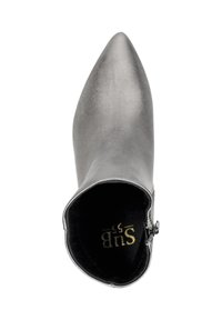 Puntige enkelboot in metallic zilver nepleer, met een gladde textuur, zwarte binnenkant en een zijrits met decoratieve hardware.