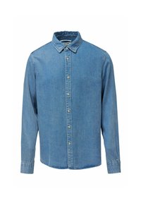 Camisa de mezclilla azul claro, diseño abotonado con cuello, manga larga y acento de logo en el pecho izquierdo. Textura suave, corte estándar.
