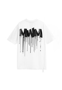 Camiseta de algodón blanca con letras gráficas en negrita de color negro "MMMA" con efecto de goteo en la parte posterior. Mangas cortas, cuello redondo, ajuste relajado.