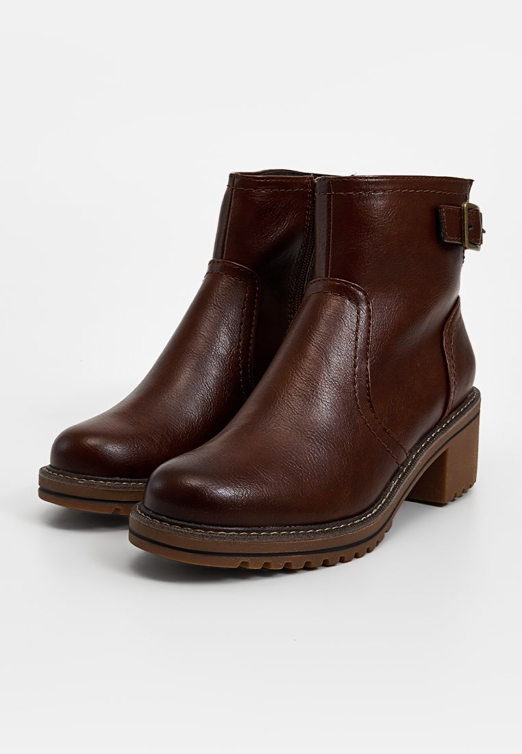 Braune Lederstiefeletten mit abgerundeter Spitze, seitlichem Reißverschluss und Akzentriemen mit Schnalle. Robuster Absatz und strukturierte Gummisohle für besseren Grip.