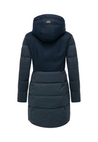 Cappotto imbottito blu navy con cappuccio, realizzato con un mix di tessuti testurizzati e un design a righe orizzontali. Presenta un sottile logo sulla parte alta della schiena.