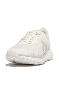 Witte sportieve sneaker met een geweven mesh bovenwerk, textuurdetails, een gevoerde tong en vetersluiting. Flexibele rubberen zool met een trekpatroon.