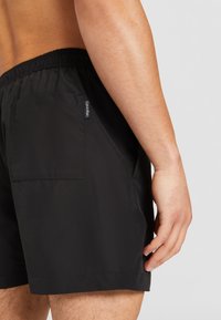 Calvin Klein Swimwear MEDIUM DRAWSTRING-GRAPHIC - Shorts da mare -  black