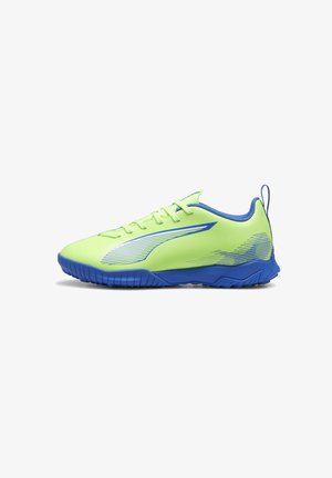 Scarpe sportive verdi con accenti blu, caratterizzate da una parte superiore liscia e testurizzata, chiusura con lacci e una suola flessibile con modelli di presa.