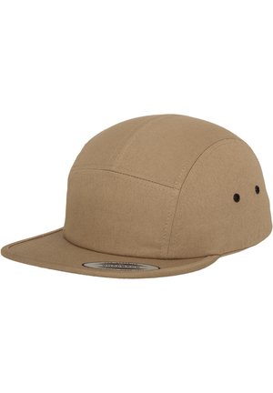 Casquette khaki en tissu texturé avec visière plate, design à six panneaux, deux trous de ventilation noirs, et un patch de logo circulaire à l'avant.