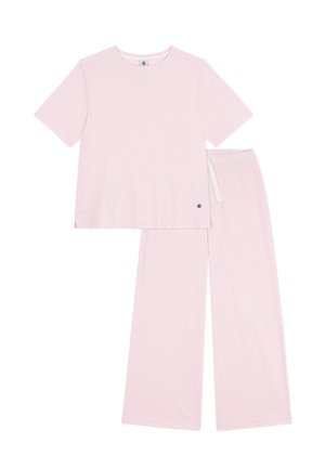 Lichtroze en witte gestreepte kortom mouw pyjama top met bijpassende wijde broek, met een klein donker logo nabij de onderrand van het shirt.