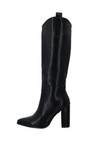Bota de cuero negro hasta la rodilla con puntera afilada, tacón cuadrado y detalles laterales. Cuenta con una asa en la parte superior para facilitar su uso.