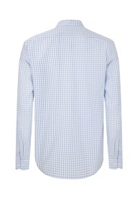 Camicia a maniche lunghe a scacchi azzurri e bianchi, con colletto classico, polsini con bottoni e orlo curvo.