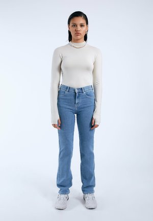 Moxy Straight Cape Mid Plain main image 1