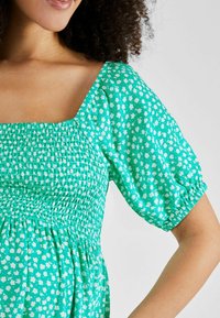 JoJo Maman Bébé SHIRRED MATERNITY MIDI REGULAR FIT - Rochie de zi - green ditsy