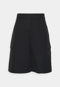 Shorts cargo noirs avec une taille plate, deux poches latérales et deux poches à rabat sur les cuisses. Texture lisse et longueur au genou.
