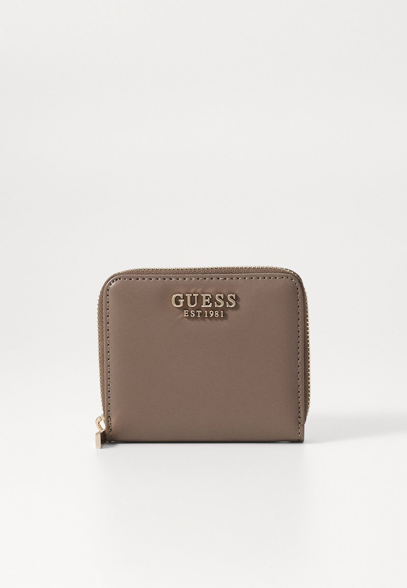 Portefeuille en faux cuir marron avec logo doré, fermeture éclair et design rectangulaire compact. Texture minimaliste sans motifs visibles.