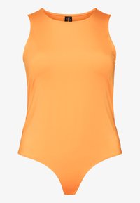 Bañador sin mangas de color naranja, hecho de una tela suave y elástica. Presenta una pierna de corte alto y un escote redondo. Sin patrones o acentos visibles.