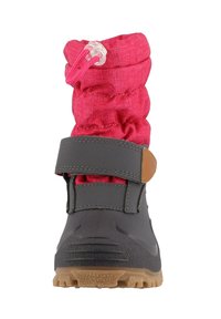 Bota impermeable gris con un puño de tela rosa, ajuste con toggles y una correa marrón. La suela de goma texturizada proporciona tracción.