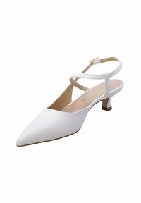 Scarpa slingback in pelle bianca con punta affusolata, cinturino alla caviglia regolabile e tacco basso a blocco. Texture liscia con design minimalista.