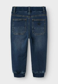 Pantalons de jogging en denim bleu foncé avec une taille et des poignets côtelés, comportant deux poches arrière, dont une avec le détail brodé "LET'S GO".