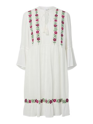 Robe blanche longueur genoux avec manches trois-quarts, broderie florale rose et verte sur les panneaux avant et l'ourlet, et col à nouer avec pompons.