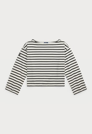 Chemise blanche à manches longues avec des rayures horizontales noires, un large col et un petit patch logo sur la manche gauche.
