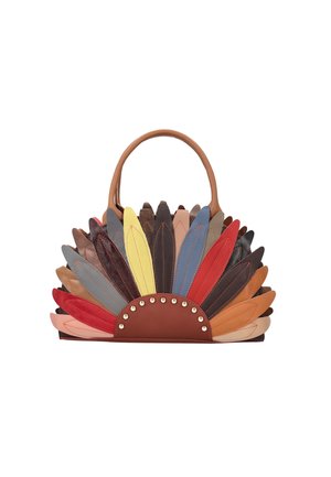 Borsa con manico e base marrone decorata con forme di petali in pelle multicolore che somigliano a un ventaglio, accentuata da borchie dorate.