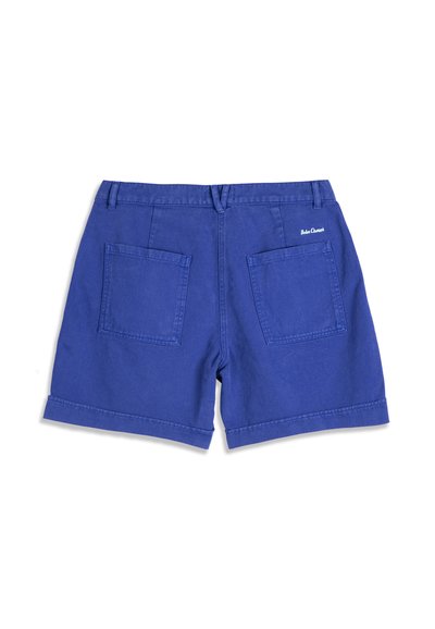 Modré bavlnené šortky s vyhrnutými lemami, dvoma zadnými nášivkovými vreckami, pútkami na opasok a malým bielym logom "Bobo Choses" na pravom vrecku.