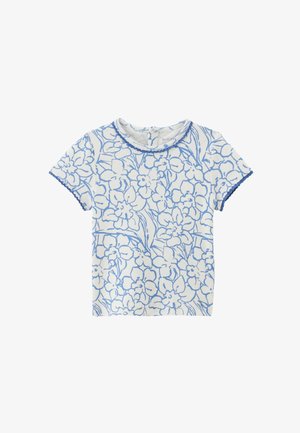 T-shirt à manches courtes avec un fond blanc et un motif floral bleu, doté d'ourlets texturés et d'un col rond.