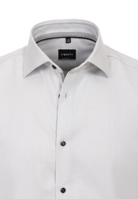 Lichtgrijs, gestructureerd overhemd met een moderne snit, voorzien van een spread collar, zwarte knopen en het VENTI-label binnenin de kraag.