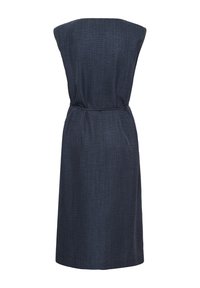 Ujjatlan sötétkék midi ruha, mely derékban szűkített és finom textúrájú anyagból készült, hátulról fehér háttér előtt látható.