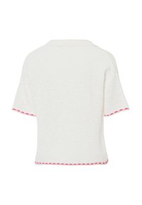 Weißes gestricktes Oberteil mit kurzen Ärmeln. Verfügt über einen strukturierten Stoff und einen pinken Zickzackbesatz entlang der Ärmelöffnungen und des Halsausschnitts.