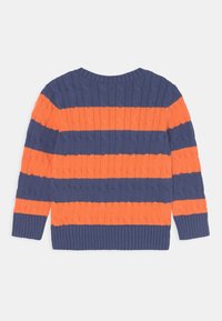 Svetr pruhovaný modrou a oranžovou barvou, s texturovaným designem kabelového pletení, žebrovaným výstřihem a manžetami, s dlouhými rukávy a uvolněným střihem.