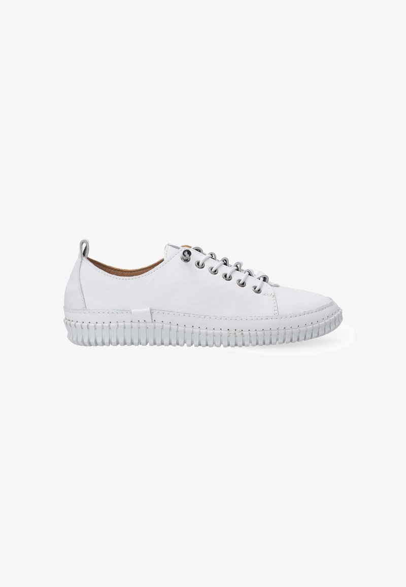 Weiße Ledersneaker mit flachen Schnürsenkeln, runden Ösen und strukturierten Gummisohlen. Abgerundete Zehenpartie und minimale Nahtdetails.