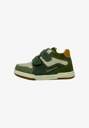 Scarpa da bambino verde e beige con un design in suede e pelle, cinturini in Velcro e una suola in gomma con grip testurizzato.