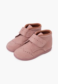 Rožiniai zomšiniai batai su lipduku, apvaliu nosiu ir išpjovomis šonuose. Minkšta vidaus pamušalas ir guminė pado dalis.