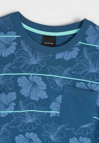 Niebieska koszulka z krótkim rękawem z kwiatowym wzorem w jaśniejszym odcieniu niebieskiego, z kieszonką po lewej stronie na piersi oraz kontrastującymi jasnoniebieskimi paskami.