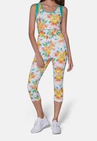 Monivärinen aktiivivaatetussetti, johon kuuluu hihaton cropped-toppi ja polvipituiset leggingsit, joissa on kukkakuosi; valmistettu kevyestä kankaasta.