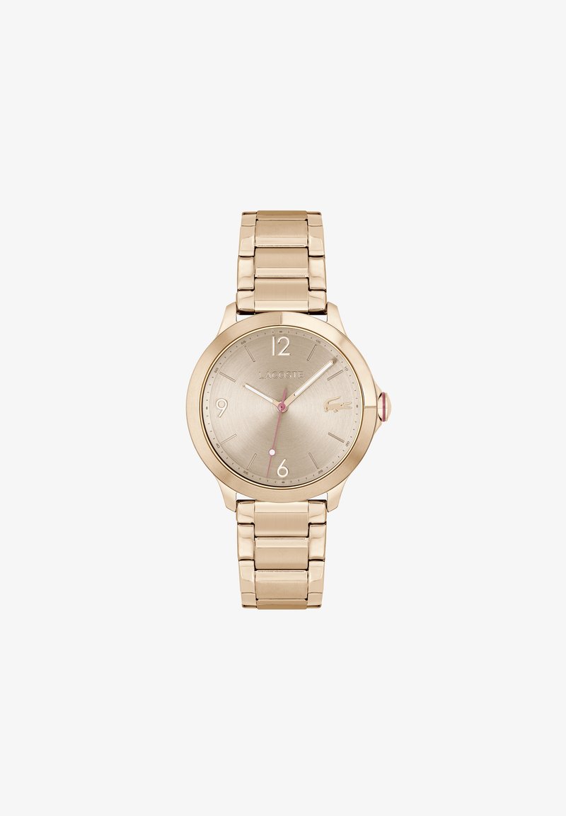 Montre dorée avec un boîtier rond en métal et un cadran doré clair. Équipée d'aiguilles des heures et des minutes roses, de chiffres en gras et d'un bracelet à maillons.