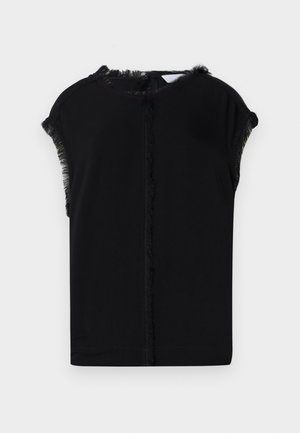 Zwarte top met een gladde, zachte textuur en franjes langs de mouwen en de halslijn. Eenvoudig, ontspannen silhouet.