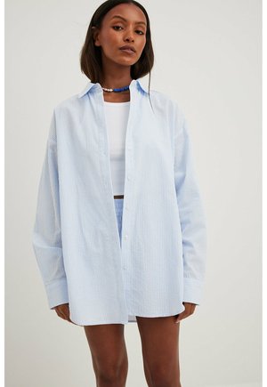 NA-KD Hemdbluse - blue stripe